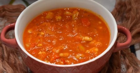 Rozgrzewająca zupa pomidorowa z fasolą. Aromatyczna i pyszna