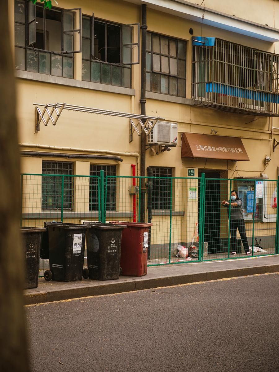 Jedno z zamkniętych osiedli z charakterystycznymi ogrodzeniami