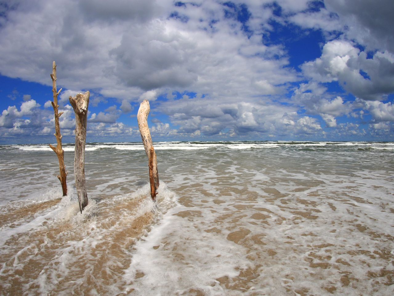 Morze zabiera plażę podczas sztormu