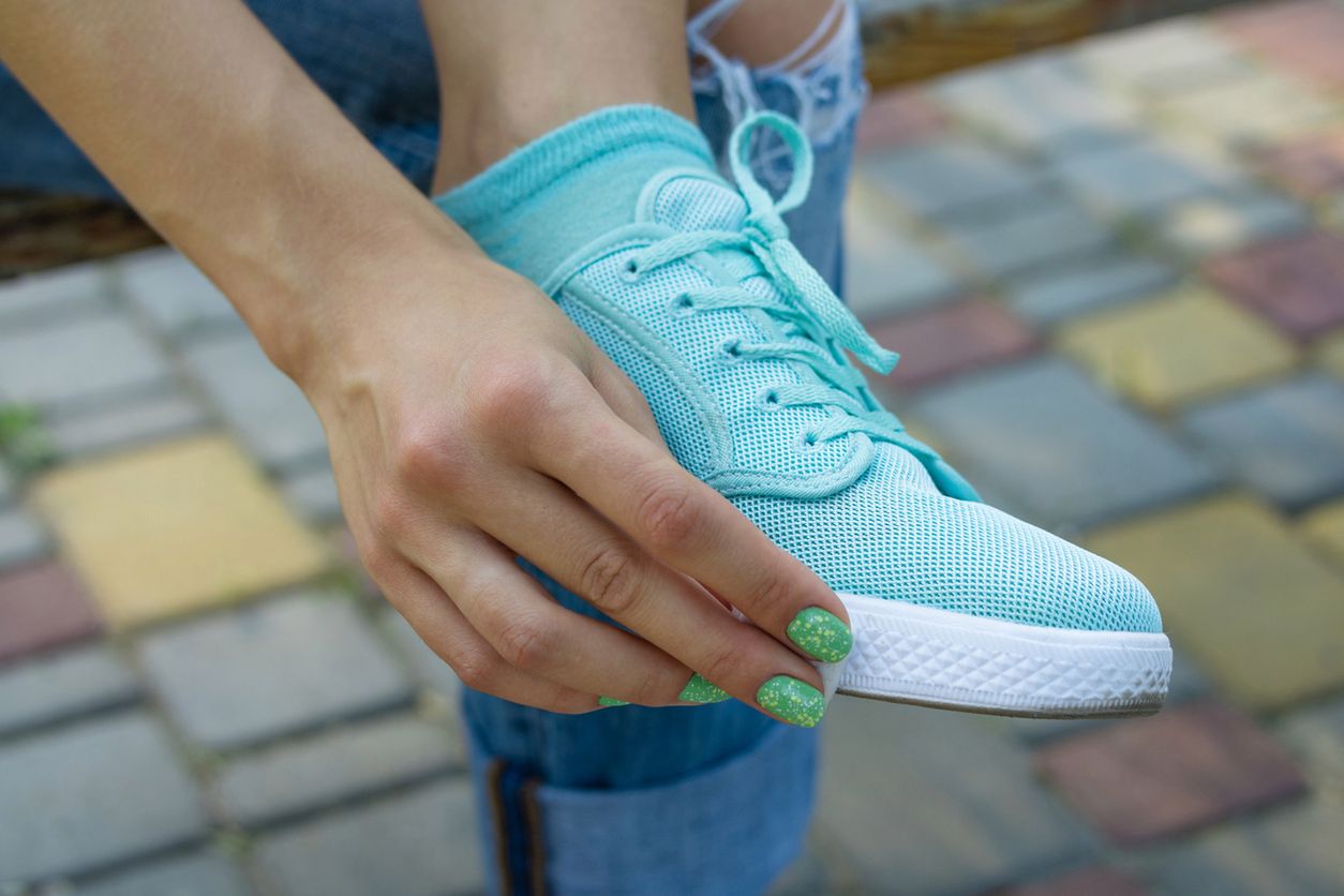 Biała podeszwa to jeden z najmodniejszy elementów kultowych trampek Superga