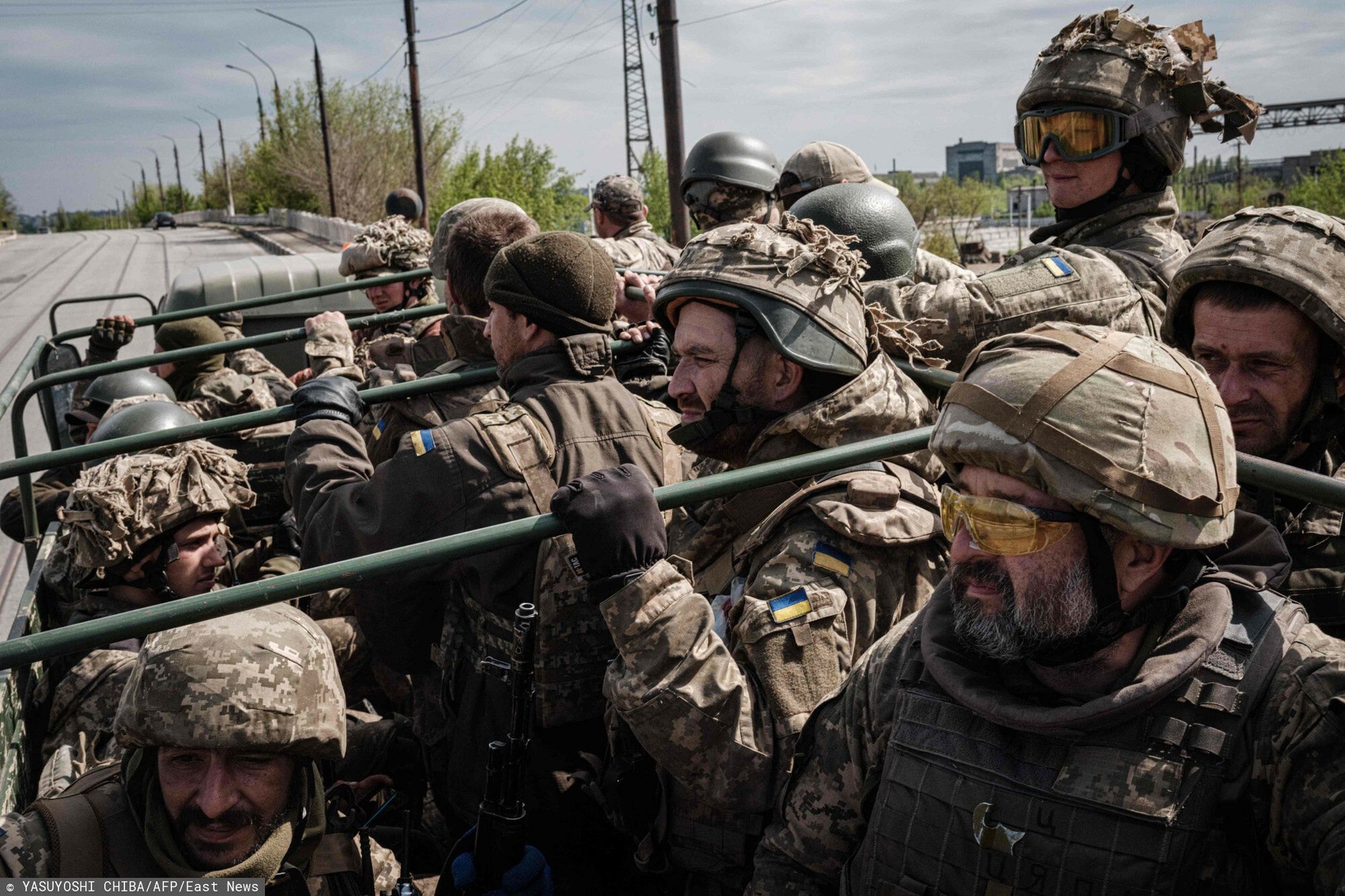 Ukraina - arch
TOPSHOT - Ukrainian soliders ride in the back of a truck to a resting place after fighting on the front line for two months near Kramatorsk, eastern Ukraine on April 30, 2022. - Russia invaded Ukraine on February 24, 2022. (Photo by Yasuyoshi CHIBA / AFP)
YASUYOSHI CHIBA