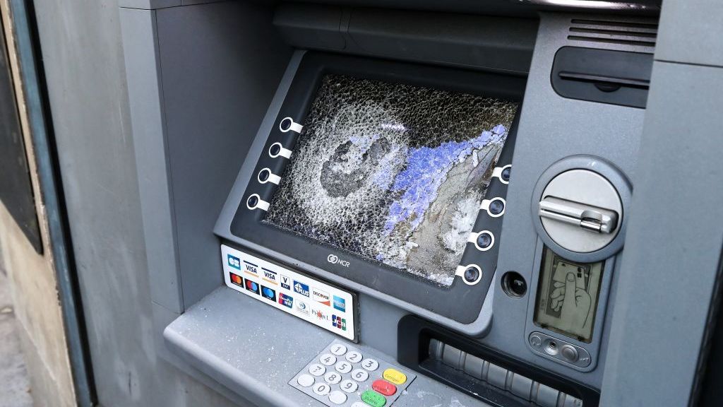 Rozbity bankomat, zdjęcie poglądowe
