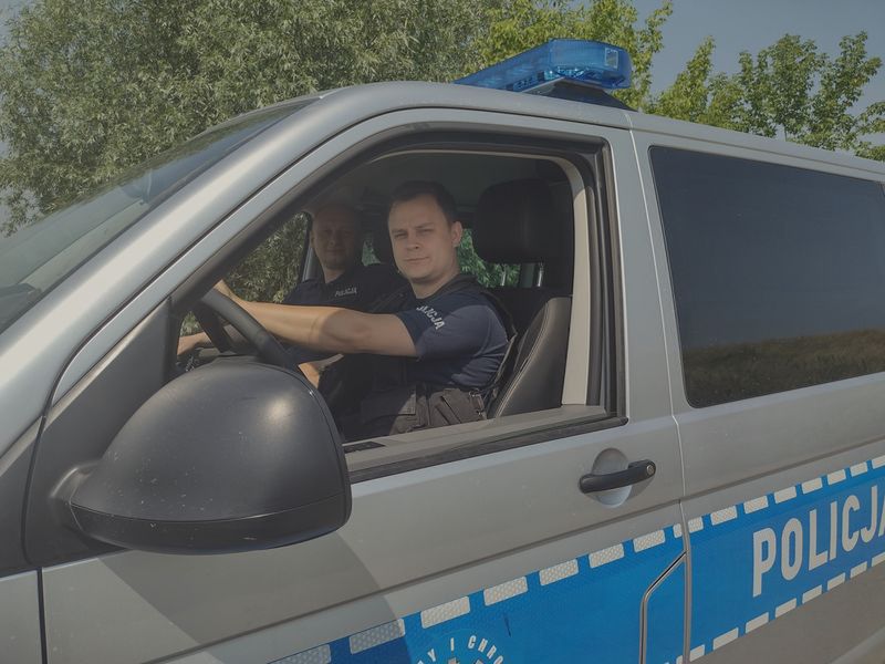 Sierż. szt. Miłosz Kozak i sierż. Artur Wójcik pobiegli do potrzebującego pomocy chłopca.