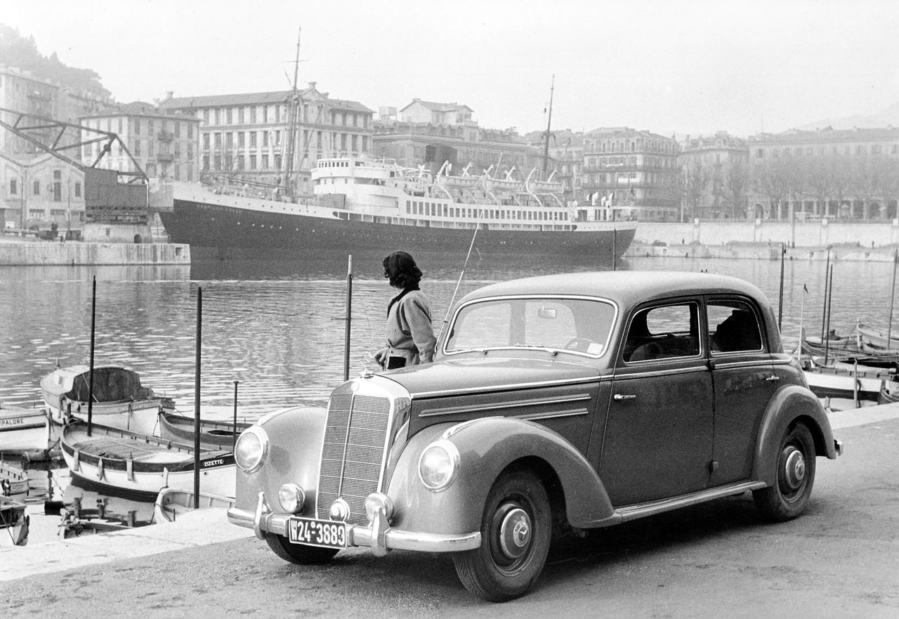 Mercedes-Benz 220 W186 w porcie w Nicei. Rok 1952 (fot. archiwum Daimler AG)