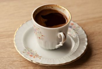 Zaparz kawę po gruzińsku, która mocno pobudza. Ma intensywny smak, ale jest pozbawiona goryczki