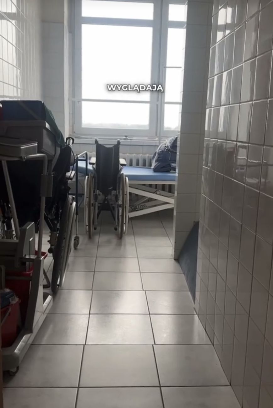 Tiktoker na wózku inwalidzkim pokazał warunki w szpitalu