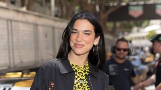 Naked dress podbija salony. Dua Lipa w zmysłowej czerni