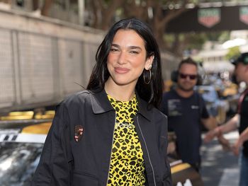 Naked dress podbija salony. Dua Lipa w zmysłowej czerni