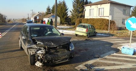 Groźne zderzenie dwóch aut osobowych – Poszkodowana została kobieta