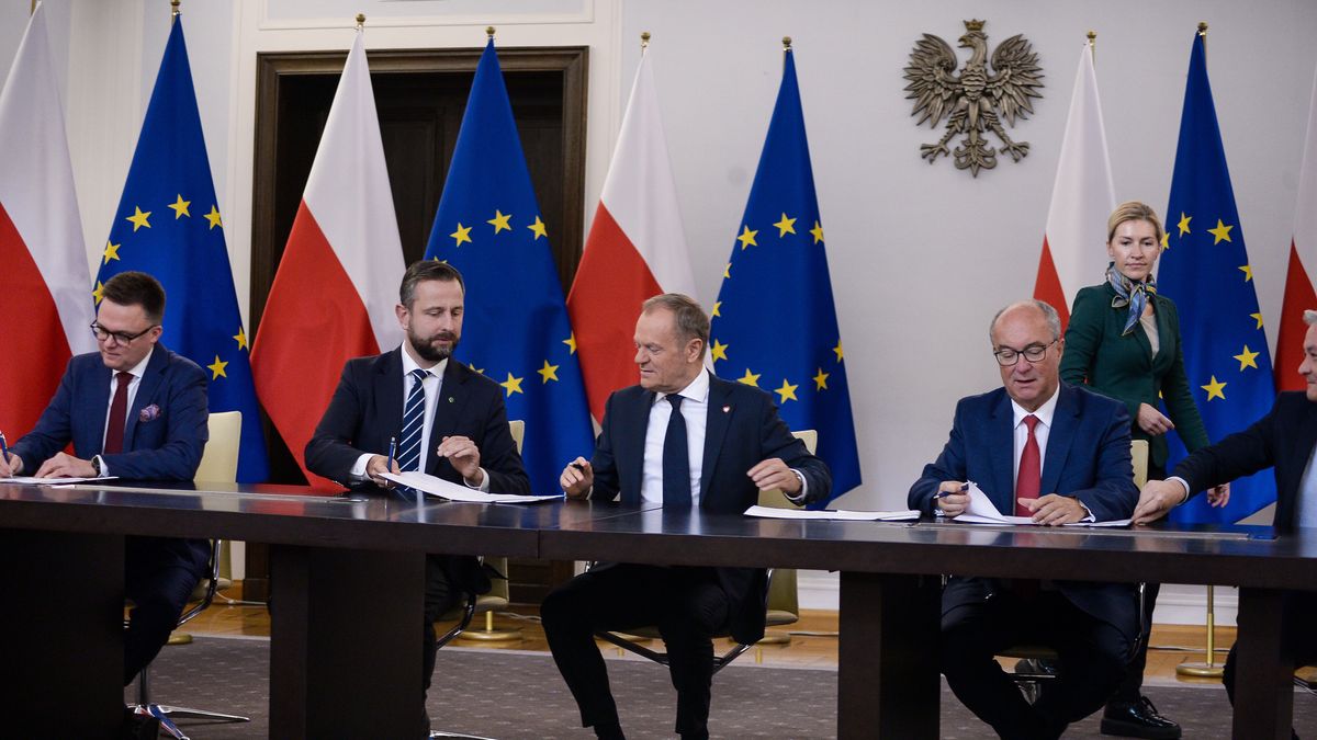 Warszawa, 10.11.2023. Przewodniczący Platformy Obywatelskiej Donald Tusk (C), przewodniczący Polski 2050 Szymon Hołownia (L), prezes Polskiego Stronnictwa Ludowego Władysław Kosiniak-Kamysz (2L) oraz współprzewodniczący Nowej Lewicy Włodzimierz Czarzasty (2P) i Robert Biedroń (P) podczas uroczystości parafowania umowy koalicyjnej w Senacie w Warszawie, 10 bm. (sko) PAP/Marcin Obara