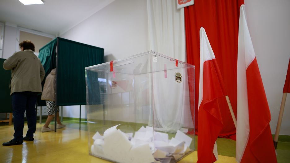 Otwock, 18.05.2025. Wybory prezydenta RP - I tura. Głosowanie w lokalu wyborczym w Otwocku, 18 bm. Trwa głosowanie w I turze wyborów prezydenta RP. Do jego zakończenia obowiązuje cisza wyborcza. (aldg) PAP/Leszek Szymański
