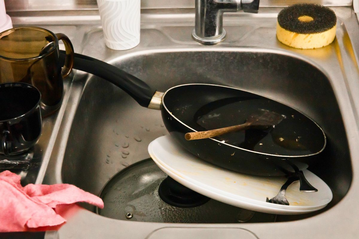 Cleaning the pan in this way will bring many benefits.