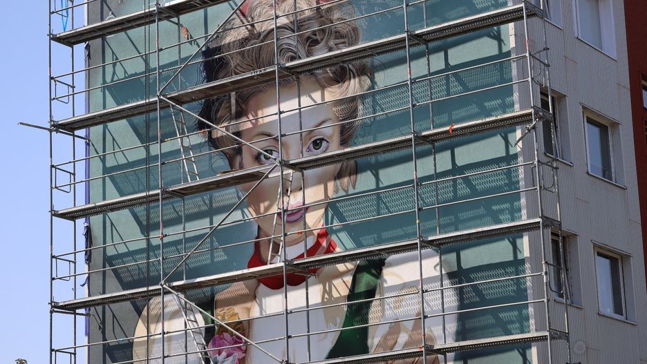 Mural &#34;Świtezianka&#34; w Częstochowie podczas prac renowacyjnych w sierpniu 2025 roku