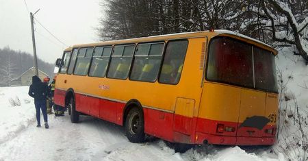 Autobus, którym podróżowało 39 dzieci, wpadł do rowu