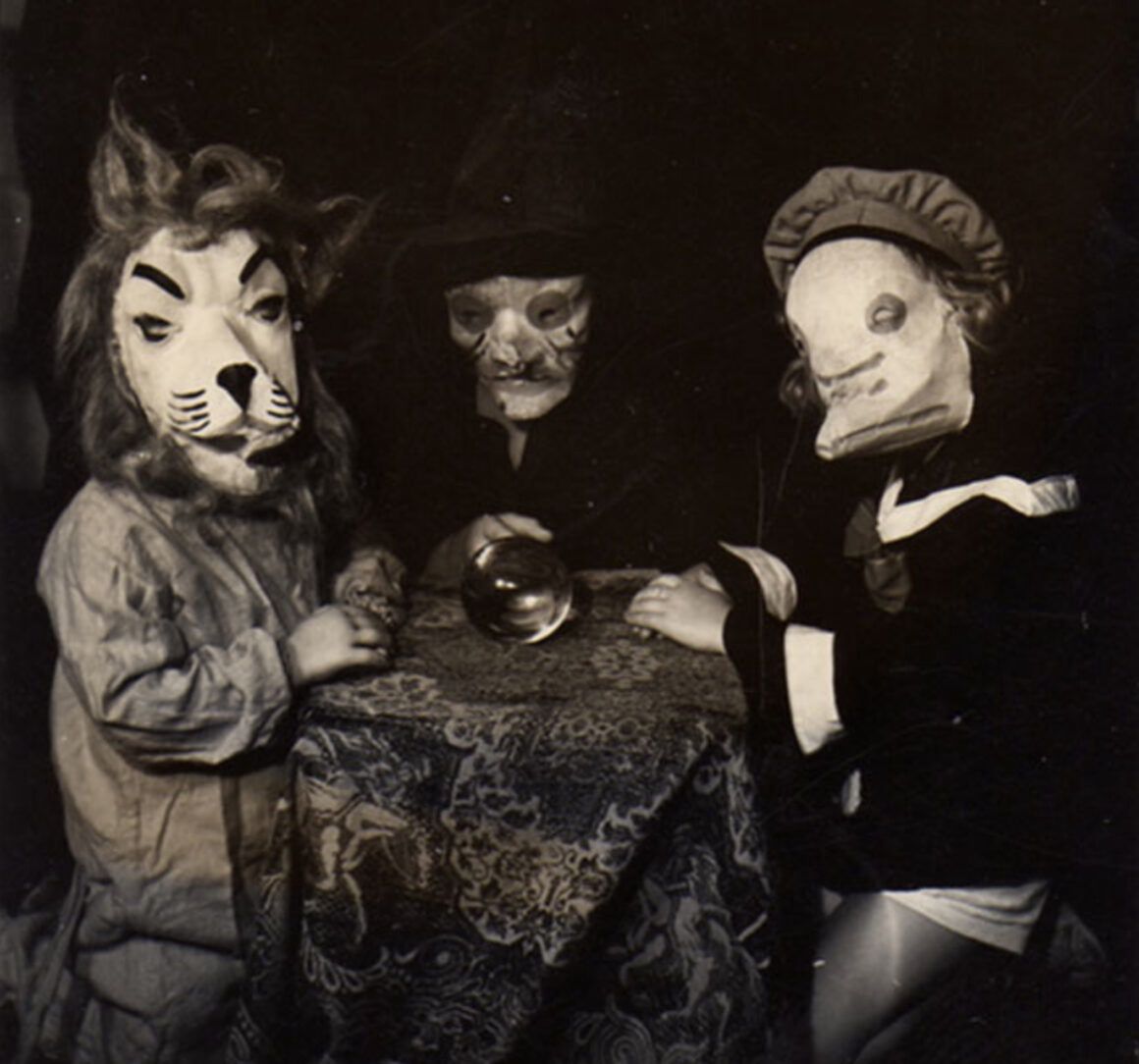 Stuletnie zdjęcia upiornych kostiumów na Halloween
