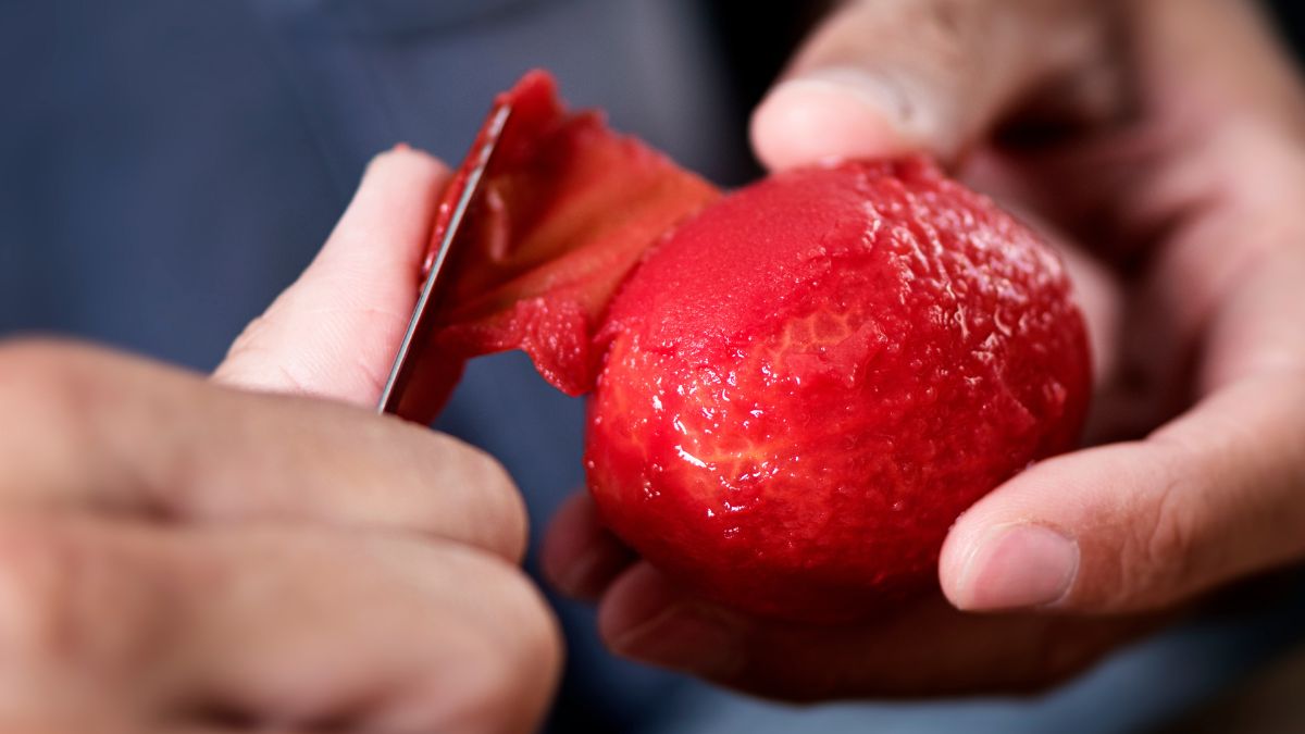 Są różne sposoby na obieranie pomidorów ze skórki