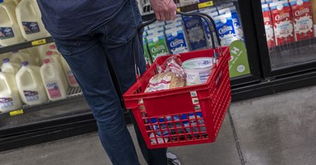 Inflacja znów przyspiesza. Uderzenie w portfele Polaków może trwać do 2026 r.