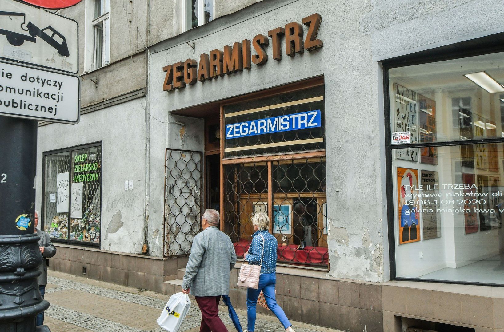 Zegarmistrz to dziś coraz rzadszy zawód. Najczęściej wymienia się tu dziś baterie, paski lub... kupuje nowy zegarek. Zegarmistrzowie zajmują się także naprawą mechanizmów i renowacją starszych modeli, często zabytkowych, ale tych nie ma wiele.Zalew tanich, masowo produkowanych zegarków sprawia, że wiele usterek zwyczajnie się nie opłaca naprawiać.