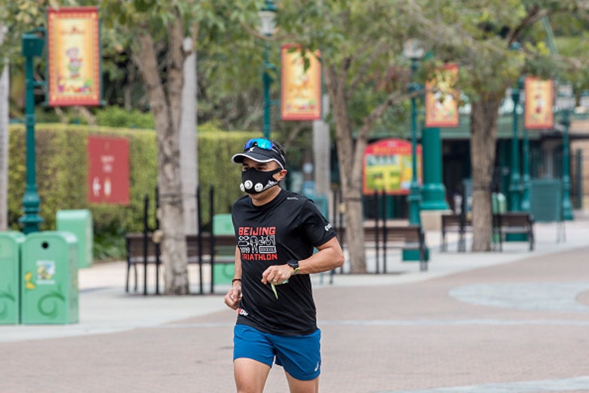 Chińczyk trenował biegi w maseczce ochronnej na twarzy.