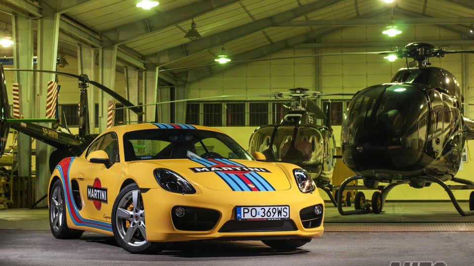 Porsche Cayman S z ręczną skrzynią biegów. Czy trzeba czegoś więcej do poczucia czym jest frajda z jazdy? Tuż za plecami, czyli bliżej niż w 911, pracuje 3,4-litrowy, wolnossący bokser generujący 325 KM brutalnej mocy, która trafia na tylną oś. Jest tu głośno, jest szybko, a wszystko doskonale wyważone i zapakowane w zgrabne nadwozie.