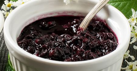 Do tych zapomnianych owoców dodaję jabłka. Dżem nie jest cierpki i można go wyjadać ze słoika