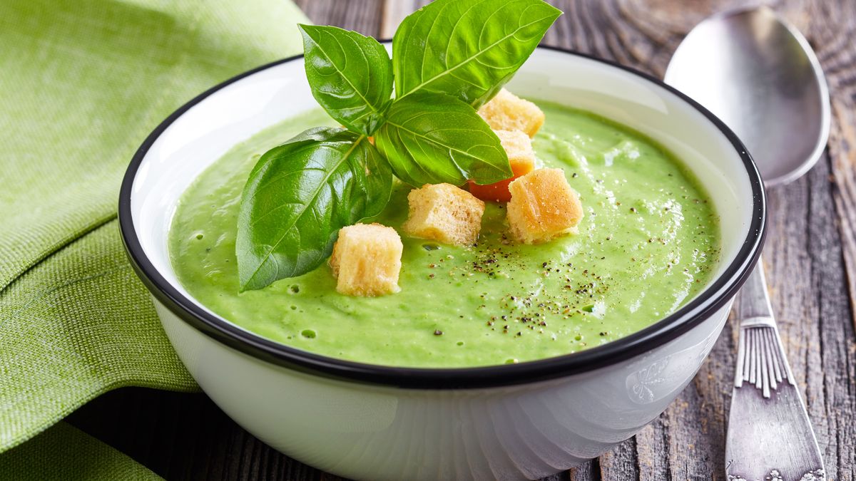 Krem z bobu to pyszny pomysł na wykorzystanie sezonowego warzywa