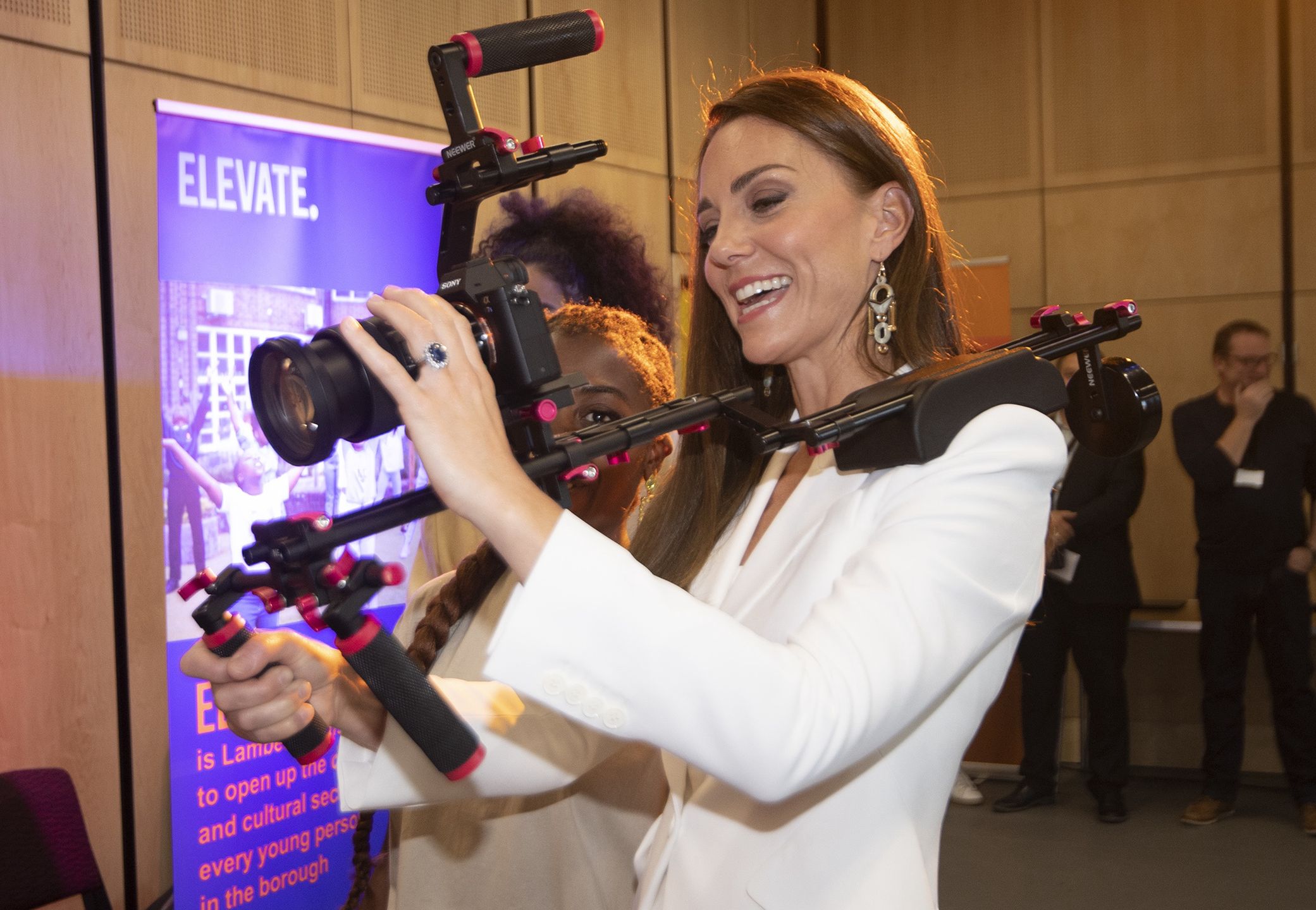 Kate Middleton zadaje szyku w białym garniturze