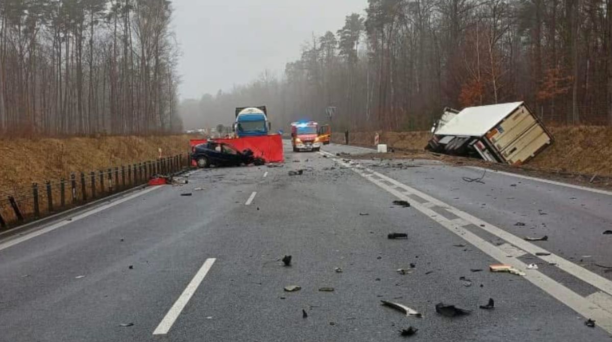 Tragiczne czołowe zderzenie ciężarówki z osobówką na DK50.