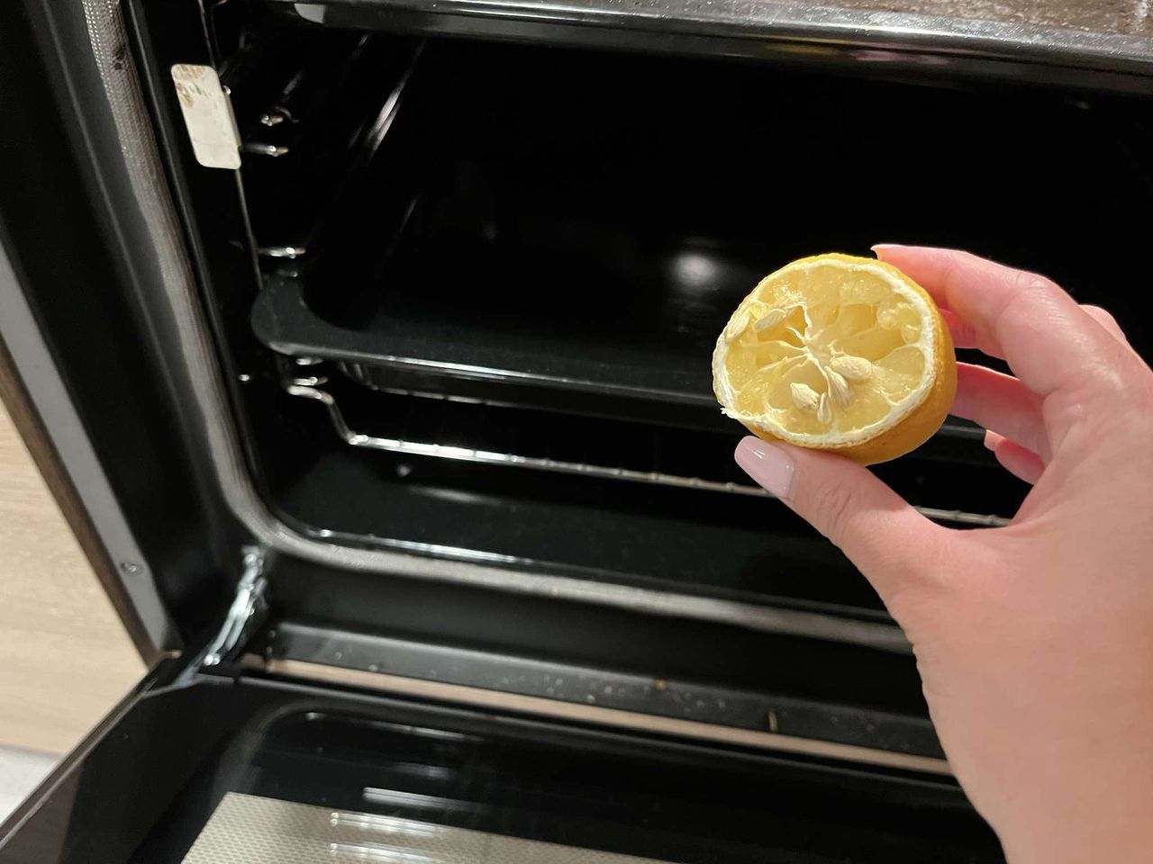 Lemon trick to easily clean your oven without chemicals