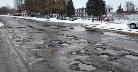 Dziury jak kratery na ulicy Zemborzyckiej. Kierowcy: „Nie da się ominąć dziur, auta regularnie się uszkadzają”