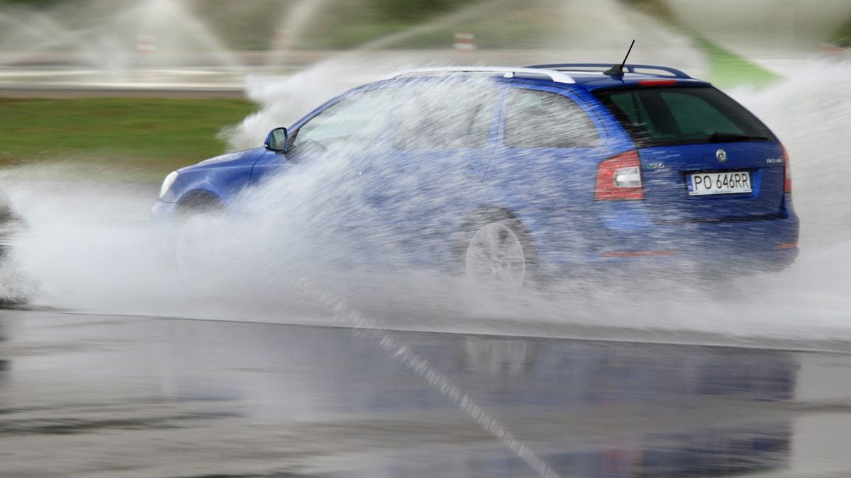 Hamowanie, mokra nawierzchnia