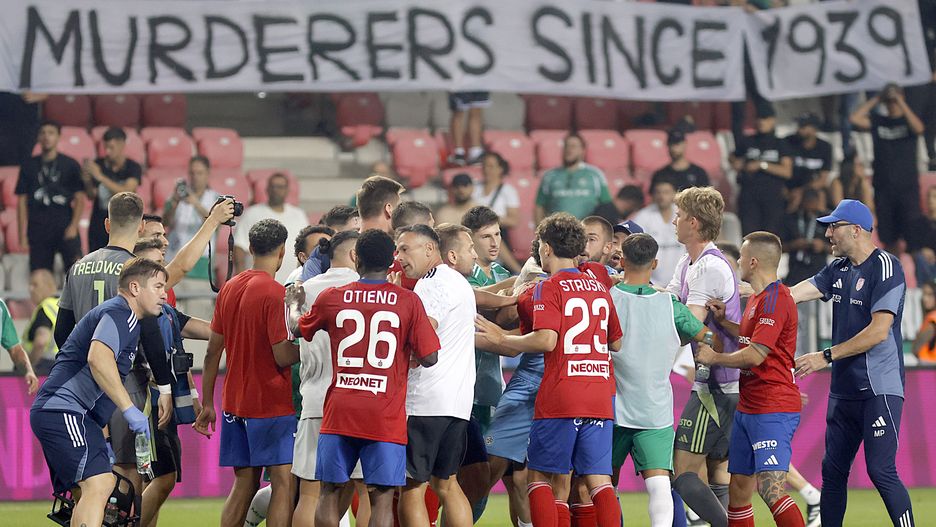 Debreczyn, Węgry, 14.08.2025. Piłkarze Rakowa Częstochowa i Maccabi Hajfa po meczu 3. rundy eliminacyjnej Ligi Konferencji z Maccabi Hajfa, 14 bm. w węgierskim Debreczynie. (gj) PAP/Waldemar Deska