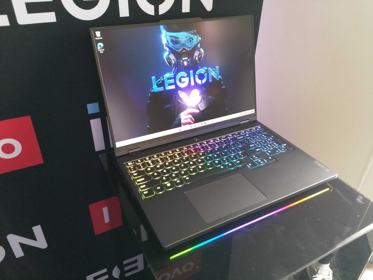 Inżynieryjna próbka Lenovo Legion Pro 7i.