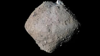 Ślady bombardowania mikrometeorytami. Nietypowa powierzchnia Ryugu