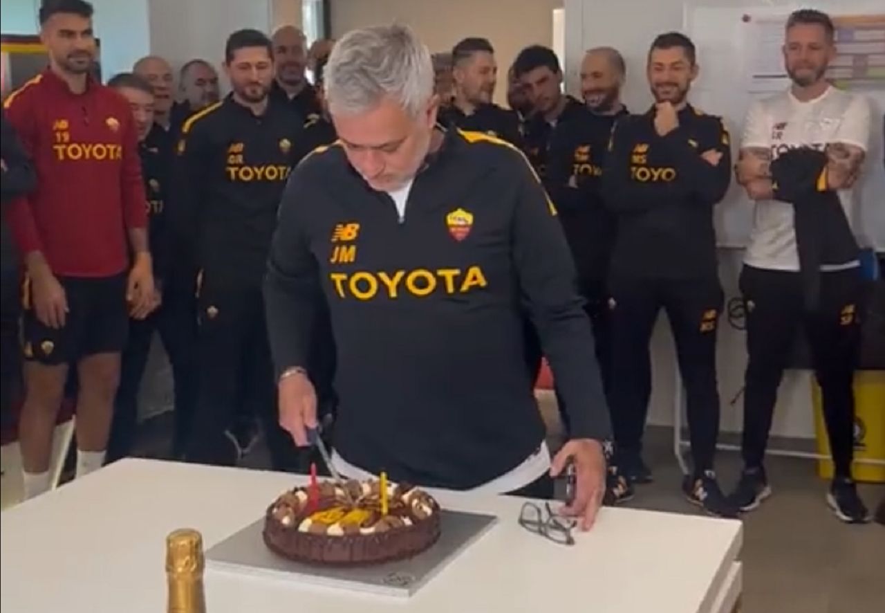 They organized a birthday for Jose Mourinho. A special inscription on the cake.