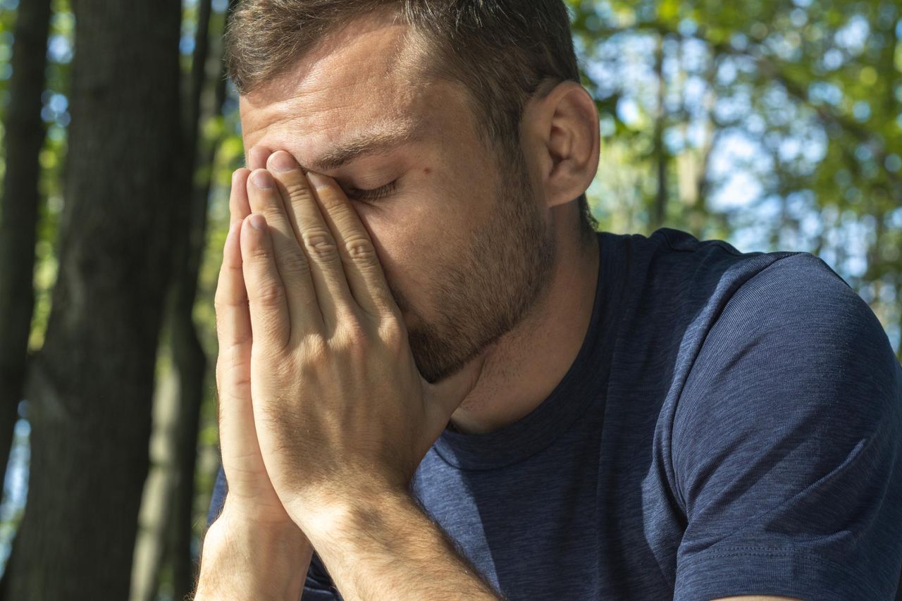 Przypomina upojenie alkoholem. Szczegół zdradza, że to udar