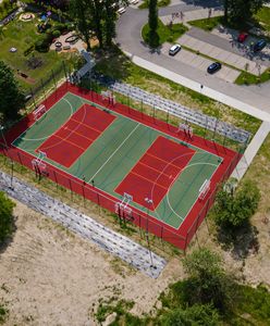 Bielsko-Biała. Można grać w piłkę nożną, ręczną, siatkówkę i koszykówkę. Boisko gotowe