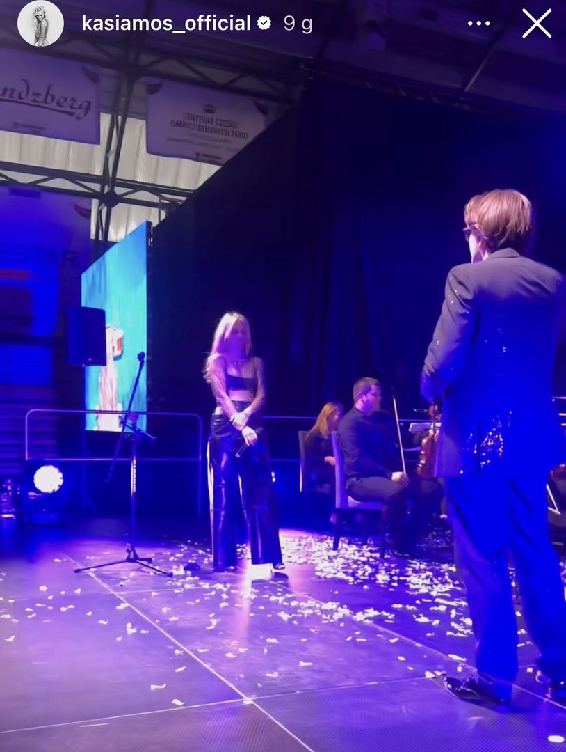 Kasia Moś w skórzanych spodniach