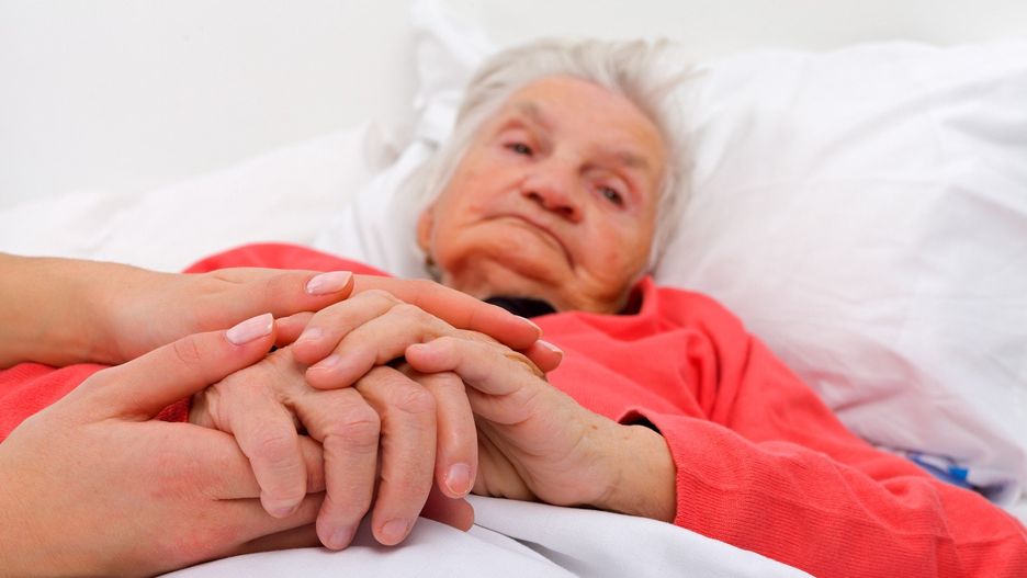 Rozmowy o przyszłości, gdy odchodzą nasi bliscy, nie warto odkładać na ostatnie chwile. Zajęcie się ważnymi sprawami może przynieść ulgę obu stronom, a także przynieść tak ważne poczucie bliskości.