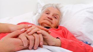 Jak zmniejszyć lęk przed umieraniem? Pomocą jest ostatnia wola na wypadek śmierci i Czerwona Teczka odchodzącej osoby. Co w niej zawrzeć?