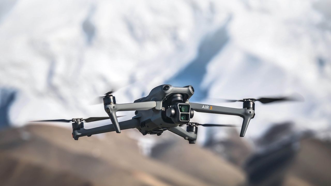 Taki jest DJI Air 3. Potężne maleństwo z dwiema kamerami