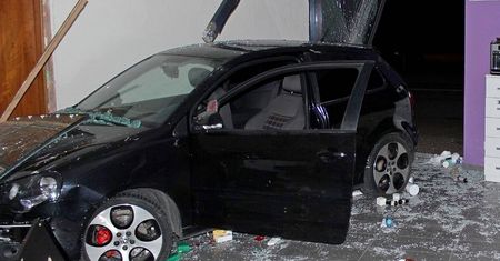 Zakończył trasę na witrynie sklepowej. Kierowca był pijany