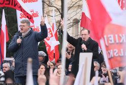 Tłum przed Trybunałem Konstytucyjnym. Na miejscu Wąsik i Kamiński