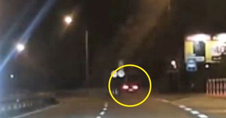 Auto spadło z wiaduktu. Jest nagranie z potwornego wypadku w Swarzędzu