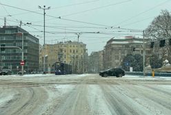 Wrocław. Fatalne warunki na drogach. Problemy z komunikacją miejską