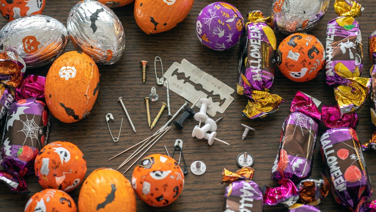 Zdjęcie lustracyjne cukierków z motywem Halloween i igłami