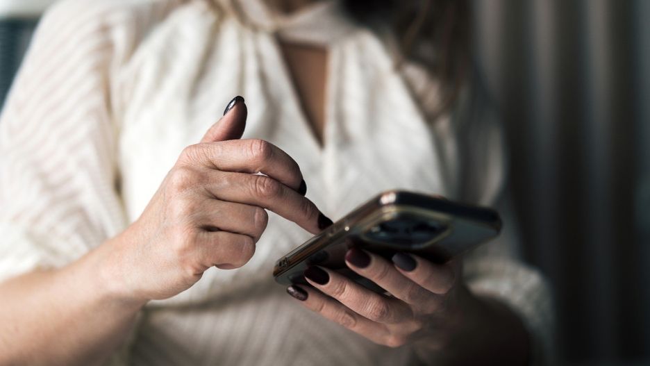 Portrait of a woman wiht mobile phone