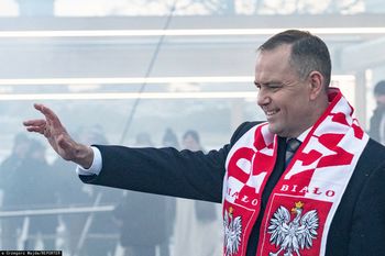 Nawrocki nie wiedział, z kim się ściska? Kontrowersje ws. skazanego kibica