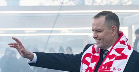 Nawrocki nie wiedział, z kim się ściska? Kontrowersje ws. skazanego kibica