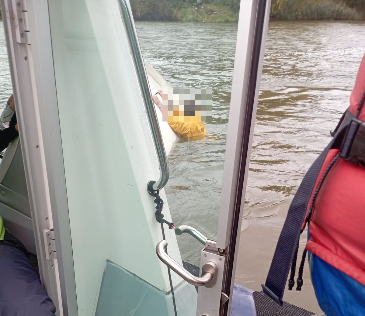 Wrocław: Dramatyczna akcja na Odrze. Policjanci uratowali żeglarzy